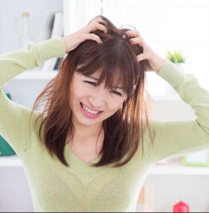 A woman suffers from lice